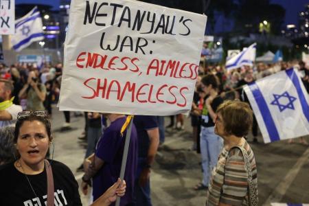 Manifestantes protestam contra o governo de Netanyahu neste sábado (7)
