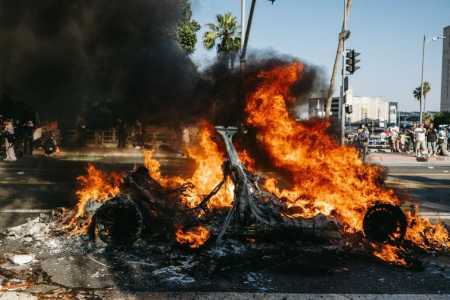 Carro incendiado em protesto nos EUA