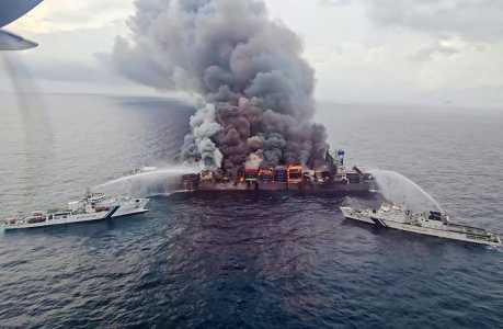 Incêndio em navio na Índia