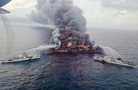 Incêndio em navio na Índia