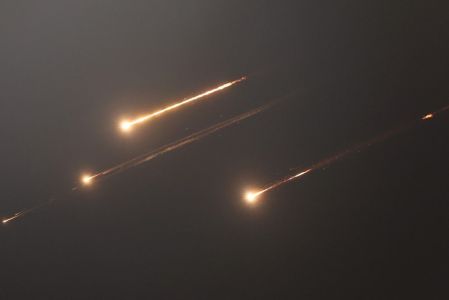 Imagem mostra foguetes atravessando o céu de Jerusalém em 13 de junho de 2025