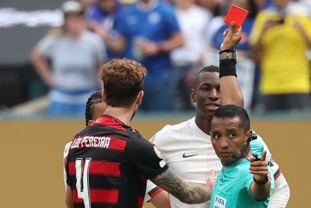 Momento da expulsão de Nicolas Jackson, do Chelsea, em partida contra o Flamengo, na última sexta-feira (20)