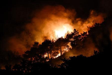 Incêndio de grandes proporções atinge ilha de Chios, na Grécia