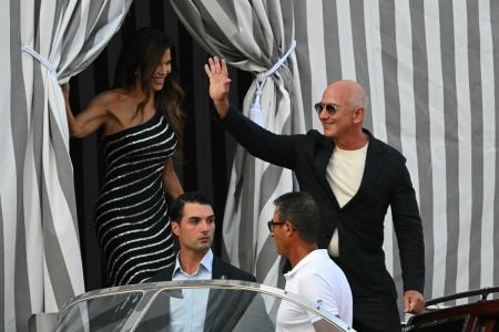 Lauren Sanchez e Jeff Bezos deixando o hotel Aman, em Veneza, onde irão se casar