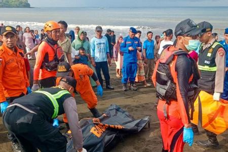 Balsa afundou em Bali, na Indonésia