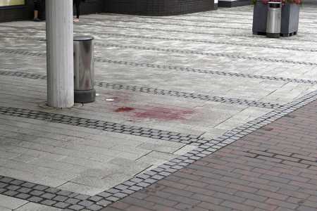 Marcas de sangue no chão após ataque a facadas na Finlândia