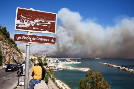 Intensa nuvem de fumaça do incêndio causou fechamento do aeroporto de Marselha