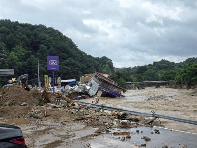 Estrago causado pela chuva na Coreia do Sul