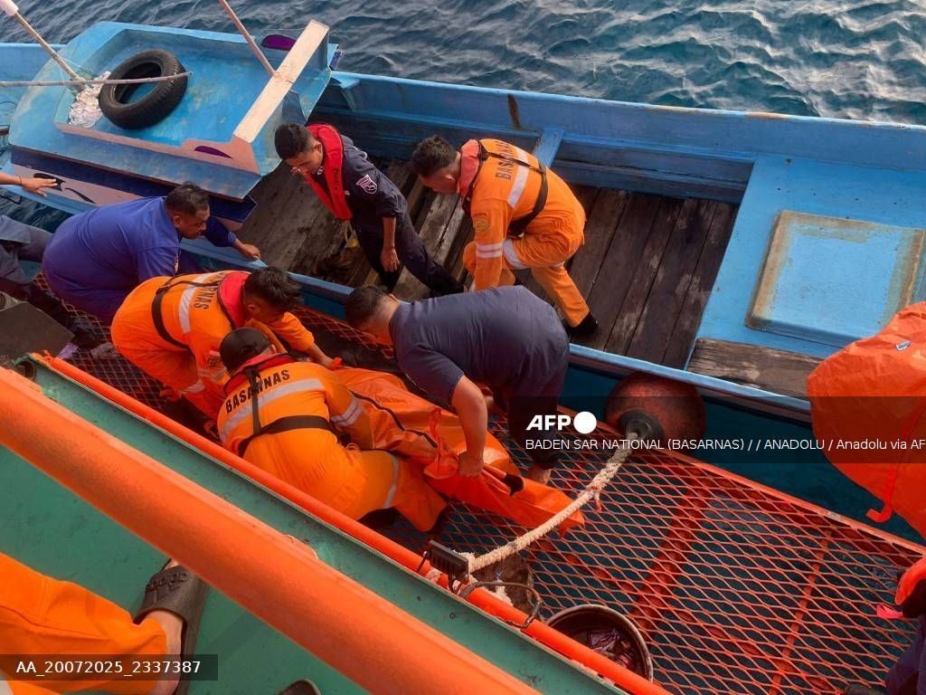Passageiros saltam no mar para escapar de incêndio em embarcação na Indonésia