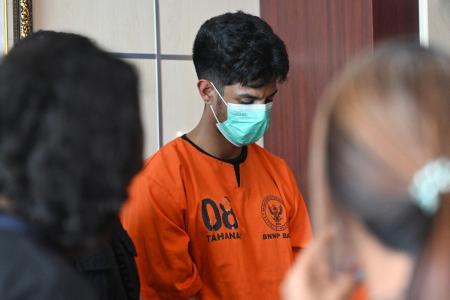 Um brasileiro participa de uma coletiva de imprensa em um escritório da Agência Nacional de Narcóticos da Indonésia após ser acusado de supostamente tentar contrabandear drogas, em Denpasar, na ilha turística de Bali, na Indonésia, em 24 de julho de 2025.