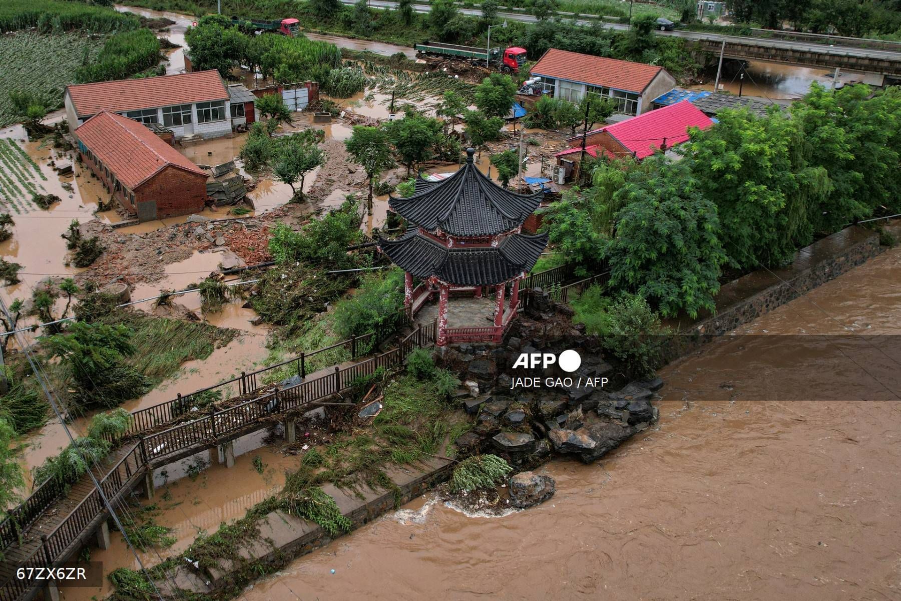 Cerca de 30 pessoas morreram e mais de 80 mil foram evacuadas após fortes chuvas em Pequim