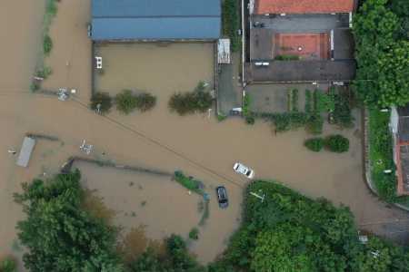 Uma vista aérea mostra carros encalhados (C) em meio a uma enchente devido às fortes chuvas na vila de Xinanzhuang, no distrito de Miyun, nos arredores de Pequim, em 29 de julho de 2025.