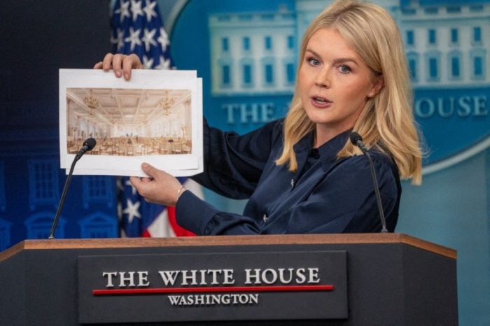 A secretária de imprensa da Casa Branca, Karoline Leavitt, mostra imagens do novo Salão de Baile de Estado da Casa Branca, que o presidente Donald Trump planeja construir a partir de setembro.