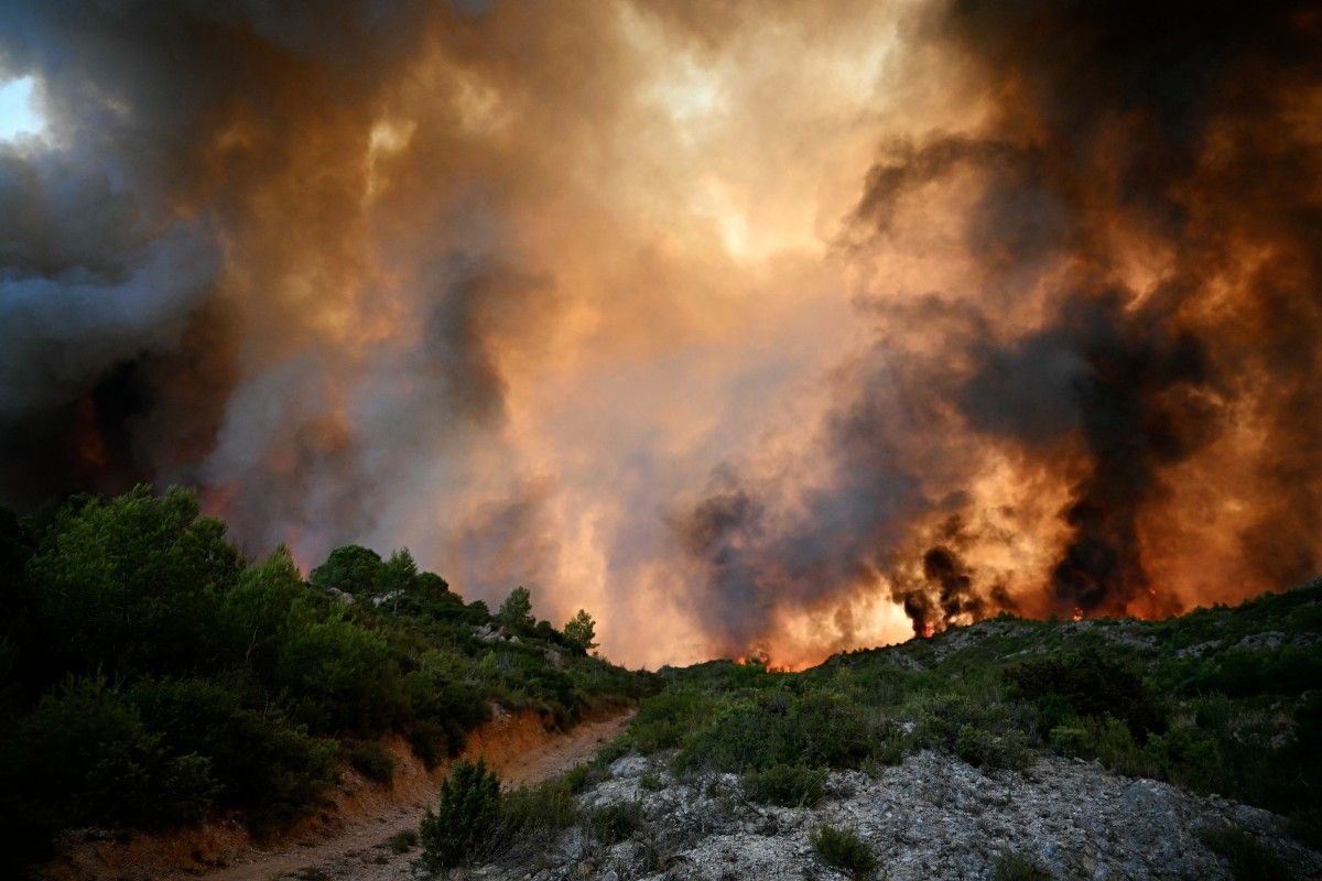 Maior incêndio florestal em 80 anos segue ativo no sul da França