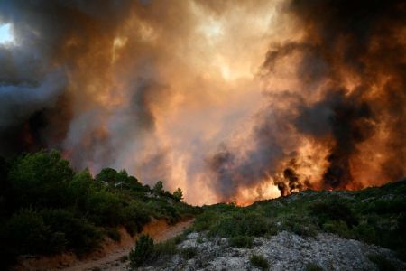 Uma floresta é tomada pelas chamas enquanto um incêndio florestal devasta perto de Fontjoncouse, sudoeste da França, em 6 de agosto de 2025.