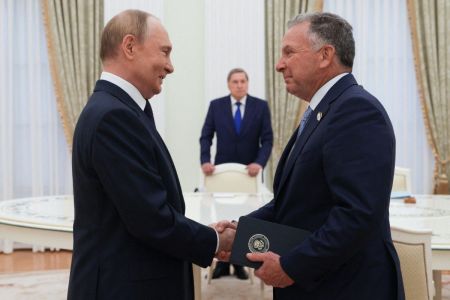 Nesta fotografia distribuída pela agência estatal russa Sputnik, o presidente russo Vladimir Putin cumprimenta o enviado especial dos EUA, Steve Witkoff, antes de suas conversas em Moscou em 6 de agosto de 2025