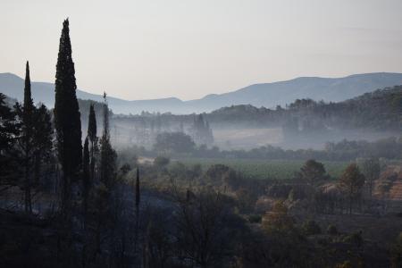 Intensa nuvem de fumaça do incêndio causou fechamento do aeroporto de Marselha