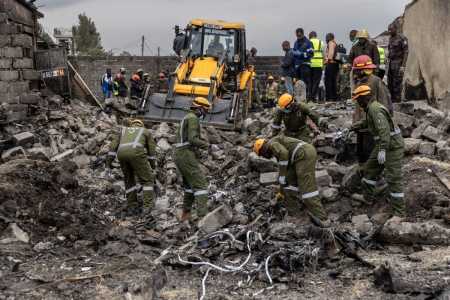 Equipes de resgate trabalham entre os destroços no local onde um avião médico queniano caiu, matando pelo menos seis pessoas, nos arredores de Nairóbi, em 7 de agosto de 2025