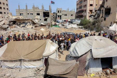 Pessoas em luto marcham com os corpos dos jornalistas da Al Jazeera mortos em um ataque israelense noturno contra sua tenda na Cidade de Gaza, do hospital Al-Shifa até seu enterro no cemitério Sheikh Radwan, na Cidade de Gaza, em 11 de agosto de 2025