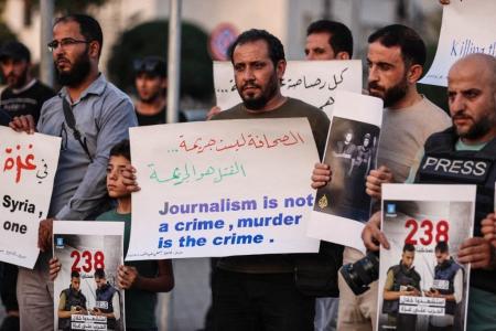 Protesto na Síria após morte de jornalistas