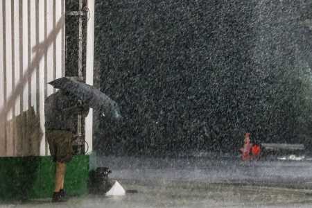 Forte chuva trazida pelo Tufão Podul em Kaohsiung em 13 de agosto de 2025