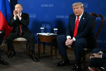 O presidente dos EUA, Donald Trump, e o presidente russo, Vladimir Putin, ladeados pelo secretário de Estado dos EUA, Marco Rubio (D), se encontram durante uma cúpula EUA-Rússia sobre a Ucrânia na Base Conjunta Elmendorf-Richardson, em Anchorage, Alasca, em 15 de agosto de 2025