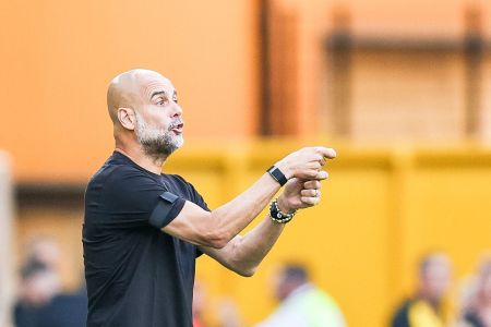 Pep Guardiola, técnico do Manchester City, durante partida neste sábado (16)