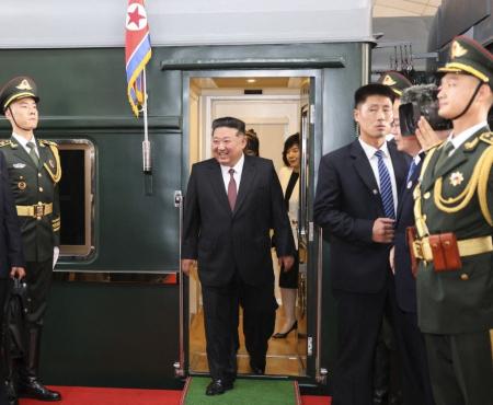 Kim Jong Un, secretário-geral do Partido dos Trabalhadores da Coreia e presidente dos Assuntos de Estado da República Popular Democrática da Coreia (RPDC), chega a Pequim, capital da China, em 2 de setembro de 2025, para as comemorações do 80º aniversário da vitória na Guerra de Resistência do Povo Chinês contra a Agressão Japonesa e na Guerra Mundial Antifascista.