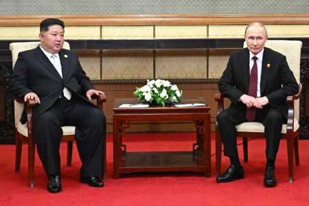 Nesta fotografia distribuída pela agência estatal russa Sputnik, o presidente russo Vladimir Putin (à direita) e o líder norte-coreano Kim Jong Un ( à esquerda) se encontram após participarem de um desfile militar que marcou o 80º aniversário da vitória sobre o Japão e o fim da Segunda Guerra Mundial, em Pequim, em 3 de setembro de 2025. Em 3 de setembro, Putin agradeceu a Kim por enviar tropas para expulsar os soldados ucranianos da região da fronteira russa de Kursk, dizendo que eles lutaram "heroicamente".