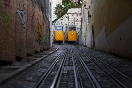 Os elevadores do Lavra, fechados para passageiros, são fotografados após o acidente do elevador da Glória, que matou 15 pessoas em Lisboa, em 4 de setembro de 2025.