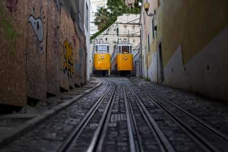 Os elevadores do Lavra, fechados para passageiros, são fotografados após o acidente do elevador da Glória, que matou 15 pessoas em Lisboa, em 4 de setembro de 2025.