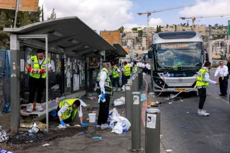 Membros dos serviços de emergência de busca e resgate ZAKA de Israel coletam amostras no local de um tiroteio no entroncamento da estrada Ramot, em Jerusalém Oriental anexada por Israel, em 8 de setembro de 2025.