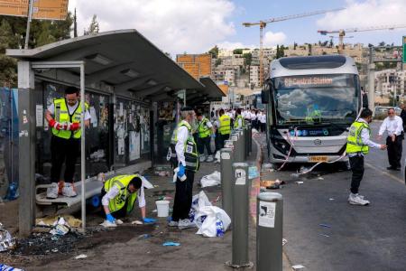 Membros dos serviços de emergência de busca e resgate ZAKA de Israel coletam amostras no local de um tiroteio no entroncamento da estrada Ramot, em Jerusalém Oriental anexada por Israel, em 8 de setembro de 2025.