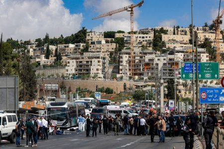 As forças de segurança israelenses se reúnem no local de um tiroteio no entroncamento da estrada Ramot, em Jerusalém Oriental anexada por Israel, em 8 de setembro de 2025.