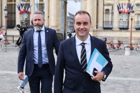 O Ministro das Forças Armadas da França, Sébastien Lecornu, deixa a Assembleia Nacional após a sessão parlamentar extraordinária que antecedeu o voto de confiança sobre o orçamento de austeridade do governo, em Paris, em 8 de setembro de 2025.