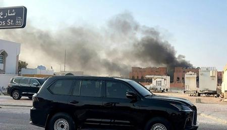 Esta captura de tela, obtida de uma filmagem da AFPTV, mostra a fumaça subindo após explosões na capital de Doha, Catar, em 9 de setembro de 2025.