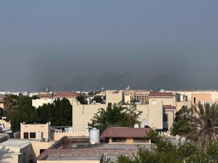 Fumaça sobe por trás de áreas residenciais após as explosões em Doha, Catar, em 09 de setembro de 2025. Ataque em Doha tem como alvo altos funcionários do Hamas, disseram autoridades israelenses ao Canal 12.