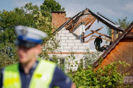 Polícia e exército inspecionam danos a uma casa destruída por destroços de um drone russo abatido na vila de Wyryki-Wola, leste da Polônia, em 10 de setembro de 2025