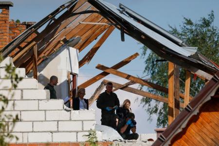 Polícia e exército inspecionam danos a uma casa destruída por destroços de um drone russo abatido na vila de Wyryki-Wola, leste da Polônia, em 10 de setembro de 2025
