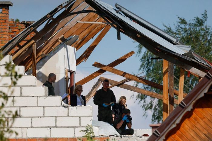 Polícia e exército inspecionam danos a uma casa destruída por destroços de um drone russo abatido na vila de Wyryki-Wola, leste da Polônia, em 10 de setembro de 2025
