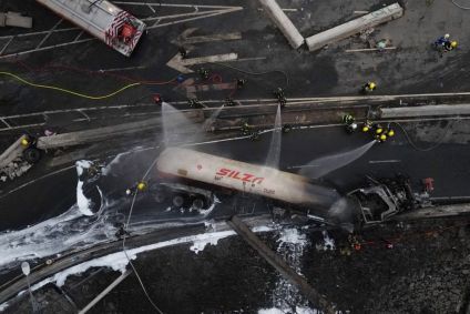Bombeiros trabalham na área após uma grande explosão de um caminhão-tanque de gás, na Cidade do México, México, em 10 de setembro de 2025.