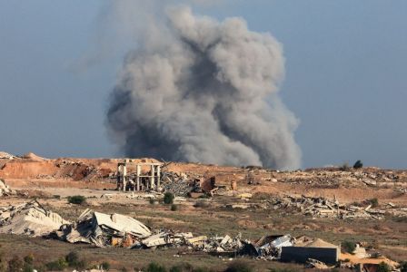 Esta foto tirada de uma posição na fronteira de Israel com a Faixa de Gaza mostra a fumaça subindo durante um ataque israelense ao território palestino sitiado em 17 de setembro de 2025