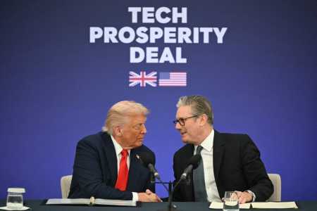 O primeiro-ministro britânico, Keir Starmer (à direita), e o presidente dos EUA, Donald Trump (à esquerda), apertam as mãos enquanto Starmer conclui sua declaração de abertura e entrega a Trump em um evento empresarial no Chequers, em Aylesbury, região central da Inglaterra, em 18 de setembro de 2025, no segundo dia da segunda visita de Estado do presidente dos EUA