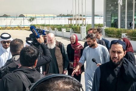 Os cidadãos britânicos Peter Reynolds (centro, à esquerda) e sua esposa Barbara (centro, à direita) conversam com jornalistas após serem libertados da custódia do Talibã no aeroporto de Cabul, em 19 de setembro de 2025