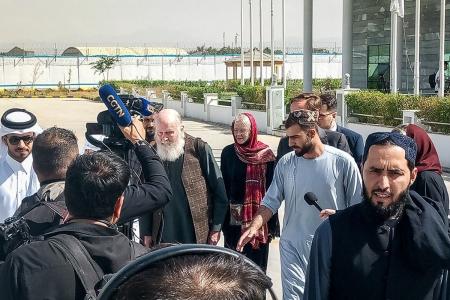 Os cidadãos britânicos Peter Reynolds (centro, à esquerda) e sua esposa Barbara (centro, à direita) conversam com jornalistas após serem libertados da custódia do Talibã no aeroporto de Cabul, em 19 de setembro de 2025