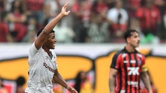 Hércules comemora gol do Fluminense sobre o Vitória, em jogo do Campeonato Brasileiro