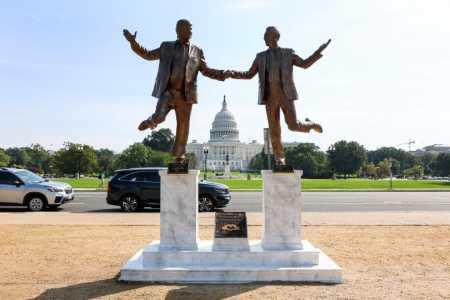 Uma estátua representando o presidente dos EUA, Donald Trump, e Jeffrey Epstein de mãos dadas é vista perto do Capitólio dos EUA em 23 de setembro de 2025, em Washington, DC.