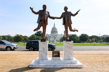 Uma estátua representando o presidente dos EUA, Donald Trump, e Jeffrey Epstein de mãos dadas é vista perto do Capitólio dos EUA em 23 de setembro de 2025, em Washington, DC.