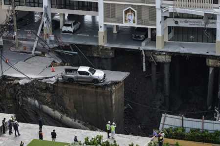 Um veículo está à beira de um buraco no chão após o desabamento de uma estrada perto de um hospital em Bangkok, Tailândia, em 24 de setembro de 2025