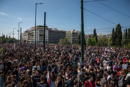 Manifestantes participam de uma manifestação como parte de uma greve geral de um dia em Atenas, em 1º de outubro de 2025